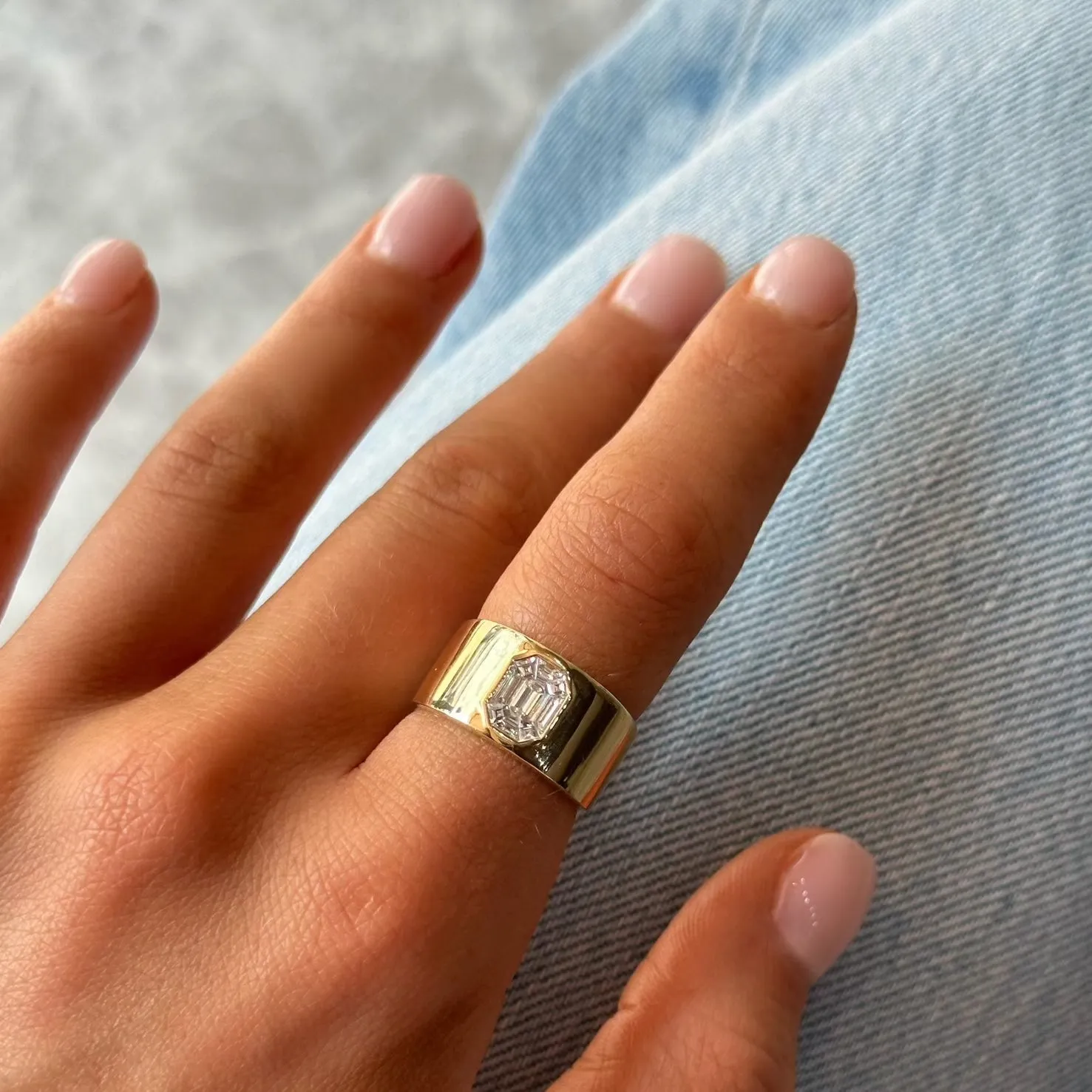 BAGUETTE DIAMOND GOLD BAND