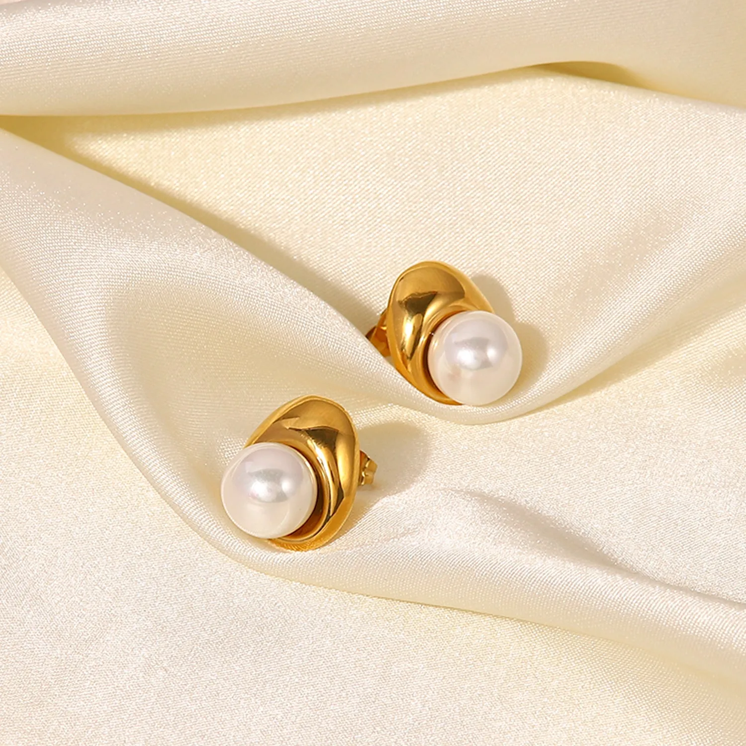 Elegant Round Pearl Earring