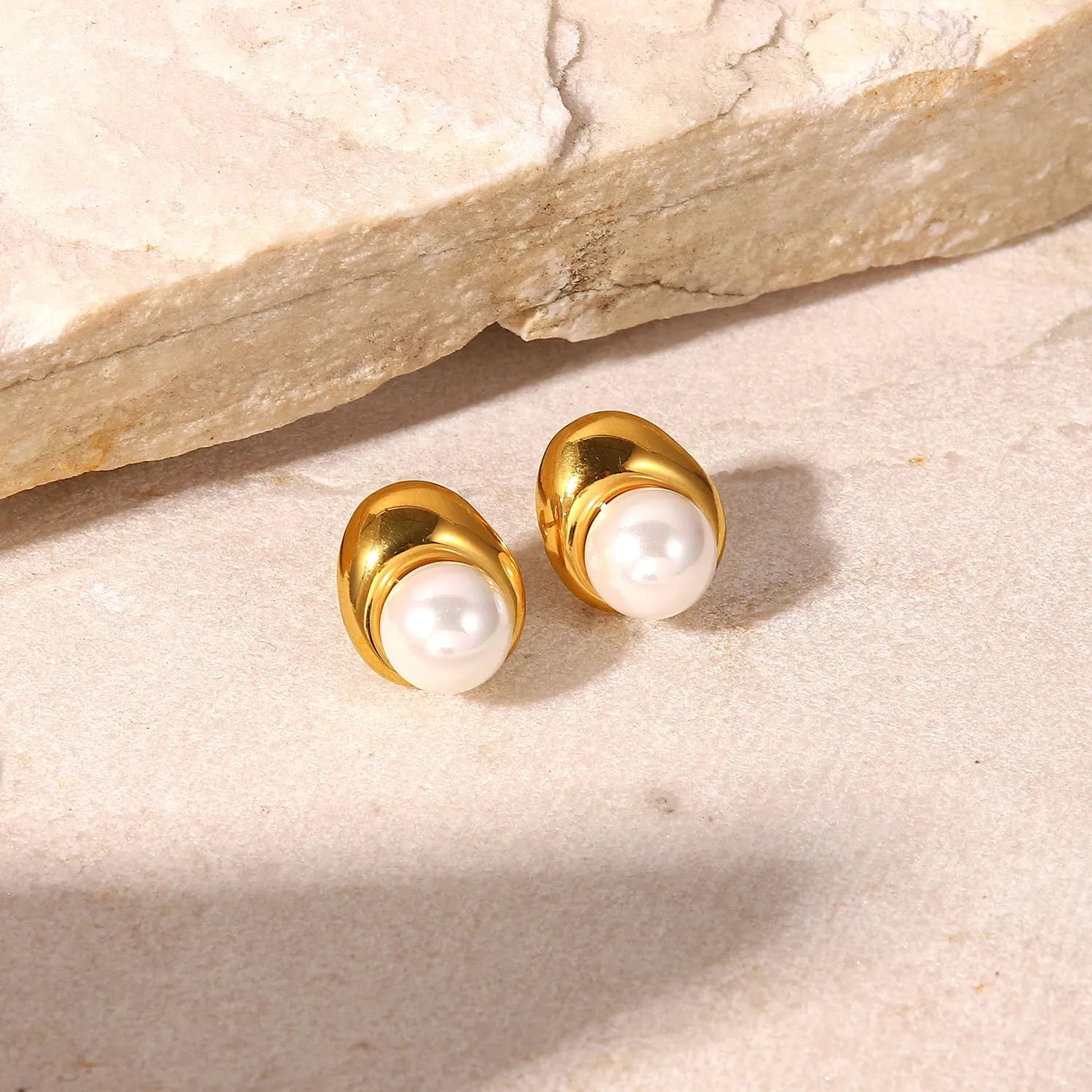 Elegant Round Pearl Earring